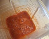 Foto del paso 2 de la receta: Pollo deshebrado con papas en salsa roja