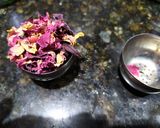 Foto del paso 2 de la receta: Té de hibiscos, rosas y pimienta roja