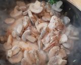 Foto del paso 2 de la receta: Muslitos de pollo deshuesados al verdeo con champiñones
