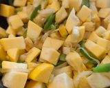 Une image de l'étape 3 de Poêlée rapide de courgette jaune.