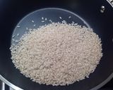 Foto del passaggio 3 della ricetta Risotto con succo di clementine, scampi e limone caramellato