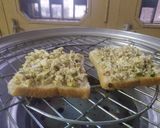 A picture of step 5 of Chilli cheese toast.