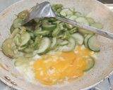 Foto langkah ke 7 dari resep Tumis Timun Telur.