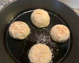 A picture of step 7 of Pan fried pork bun.