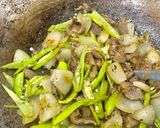 รูปขั้นตอนการทำที่ 1 ของ ผัดพริกหยวกเครื่องในไก่