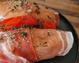 Foto del paso 3 de la receta: Pollo relleno de tomate 🍅y queso🧀 envuelto en jamón serrano