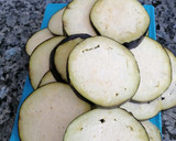 Foto del paso 1 de la receta: Pizza de berenjena, setas y queso