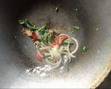 รูปขั้นตอนการทำที่ 4 ของ ข้าวคลุกกะเพราลูกชิ้นหมู+ไข่ดาว (no msg.)