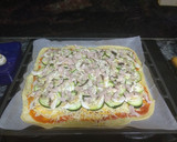 Foto del paso 5 de la receta: Pizza de calabacín, champiñones y pechuga de pavo