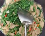 Foto langkah ke 5 dari resep Tumis kangkung baso.