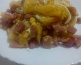 Foto del paso 3 de la receta Patatas con beicon, jamón york, salchichas y huevos rotos con queso y gratinado