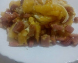 Foto del paso 3 de la receta: Patatas con beicon, jamón york, salchichas y huevos rotos con queso y gratinado