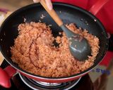 Foto langkah ke 6 dari resep Nasi Goreng Merah Devina Hermawan.