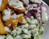 Foto del paso 5 de la receta: Ensalada🥗de duraznos🍑, pepino y cebolla morada🧅🍑🥙