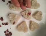 रोज़ एंड कोकोनट स्वीट (Rose and coconut sweet recipe in hindi) रेसिपी चरण 5 फोटो