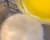 Foto del paso 8 de la receta: Bizcocho de chocolate blanco, frambuesas y piñones