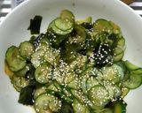 รูปขั้นตอนการทำที่ 2 ของ แตงกวาสาหร่ายทะเลเปรี้ยว (きゅうりとワカメの酢の物)