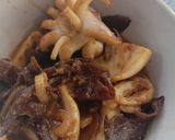 Foto langkah ke 4 dari resep Sotong Jamur Kecap.