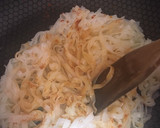 Foto del paso 5 de la receta: Noodles fritos con huevo y atún sobre crema de espinacas y setas