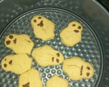 A picture of step 8 of Teddy bear cookies.