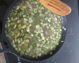 Foto del paso 3 de la receta: Habas refritas con las vainas y carne de cerdo y pollo