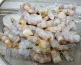 Gambar langkah 1 resipi Shiraca Pineapple Shrimp Boat.