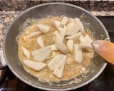 Foto del paso 3 de la receta Solomillo de cerdo con salsa roquefort, peras y espinacas