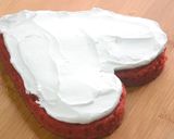 A picture of step 6 of Valentine special cake.