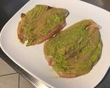 Une image de l'étape 4 de Filets de poulet marinés grillés aux épices et pesto d'herbes.