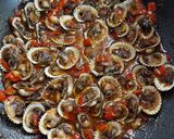 Foto langkah ke 3 dari resep Kerang saos lada hitam.