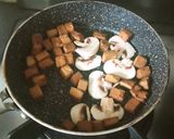 Une image de l'étape 3 de Poêlée de tofu au poireau et aux champignons de Paris.