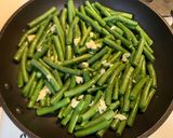 A picture of step 2 of Pan-Steam-Fried Green Beans.