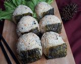 Foto langkah ke 4 dari resep Onigiri isi ayam.