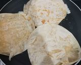 Foto del paso 3 de la receta: Tortilla con costra de queso rellena de huevo con verduras