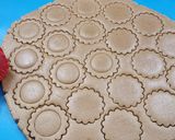Foto del paso 6 de la receta: 🫖 Galletitas rellenas con dulce de leche o dulce de frambuesa 🫖Masa de mantequilla de maní al cacao