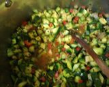 Foto del paso 3 de la receta: Tortilla de zapallitos verdes y papa rallada