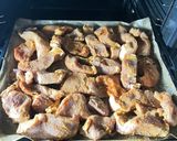 Bőrös sertéscomb, vöröslencse pürével, sajt ropogóssal recept fázis 4 fotója