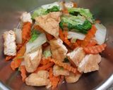 รูปขั้นตอนการทำที่ 4 ของ ลวกผักกาดขาวปลี (Chinese Cabbage)แครอท เต้าหู้ขาว(ใบตอง)ทอด