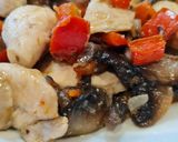Foto del paso 5 de la receta: Salteado de champiñones, pollo y pimientos