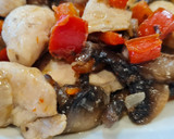 Foto del paso 5 de la receta: Salteado de champiñones, pollo y pimientos