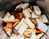 Hình bước làm 2 của món Củ cải kho chả lụa, nấm hương