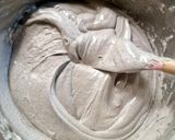 Foto langkah ke 3 dari resep Bolu Ketan Item isi Keju Lumer.