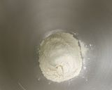 Une image de l'étape 1 de Pâte brisée à la vanille, crème et lait.