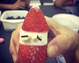 Foto del paso 2 de la receta: Papá Noel en frutillas para niños! Con malvaviscos! Facilísimo