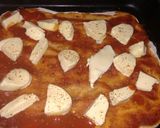 Foto del paso 3 de la receta: Pizza integral tomate anchoas, olivas y albahaca