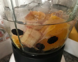 Foto del paso 2 de la receta: Licuado rosa de moras, naranja, banana y mandarina