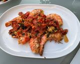 Une image de l'étape 12 de Gambas sauvages géantes marinées aux tomates, ail, citron et coriandre.