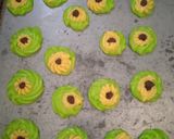 Foto langkah ke 3 dari resep Kue Semprit Bunga Desa.