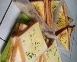 Foto langkah ke 3 dari resep Simple Garlic Bread.
