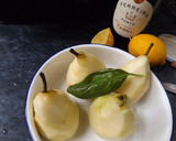 Foto del paso 1 de la receta: Peras almibaradas con crema de queso y oporto